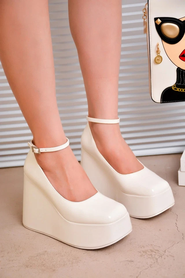 Nuevo Para mujeres Puntera Cerrada Correa al Tobillo Plataforma Tacón de Cuña Zapatos Imitación Charol Foto 1 de 1