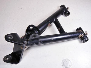 89 YAMAHA YFM250 YFM 250 LEFT FRONT SUSPENSION A-ARM  - Foto 1 di 10