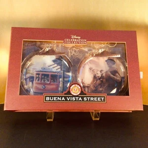 ORNAMENTI LA COLLEZIONE COMMEMORATIVA DISNEY BUENA VISTA STREET TROLLY AUTO ROSSA - Foto 1 di 7