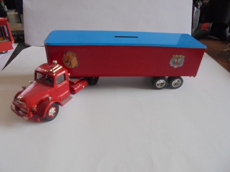 Camion Mack Corgi aux couleurs du cirque chipperfields - Photo 1/4