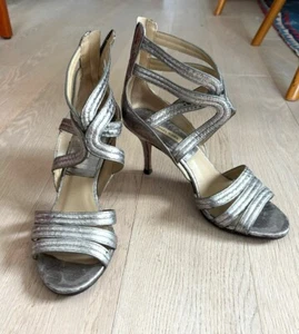 MICHAEL KORS – SILBERNE LEDER RIEMCHENSANDALEN MIT HOHEM ABSATZ – GRÖSSE 9 - Bild 1 von 18