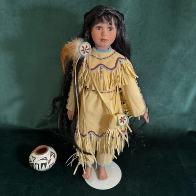 Nativo americano. Muñeca de porcelana 2002 de pie con nombre de cerámica en el cuello Foto 1 de 4