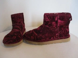 UGG Australia Damen klassische Mini Crushed Velvet Fig Stiefel in Burgund Größe 7 - Bild 1 von 8