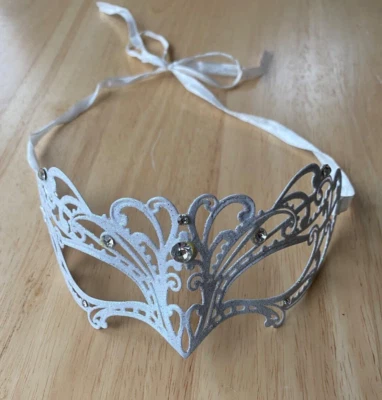 Máscara Mascarada Blanca Para Mujer 8" Metal Corte Láser Veneciano con Piedras, Media Máscara Foto 1 de 4