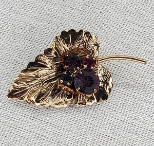 Vintage Brosche goldfarben Blatt lila blau rot Strass figürlich Anstecknadel - Bild 1 von 8