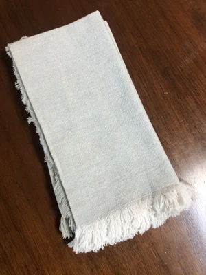 Juego de 4 servilletas de tela gris claro, bordes con flecos Foto 1 de 4