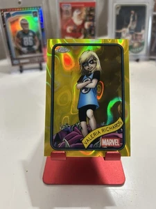 VALERIA RICHARDS REFRACTOR LAVA AMARILLO - 2025 Topps Cromo Marvel - Imagen 1 de 4