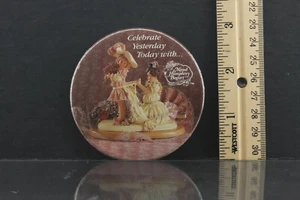 Celebra ayer hoy con botón Pin Maud Humphrey Bogart - Usado B568 - Imagen 1 de 2