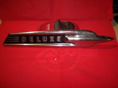 Ford DELUXE 1950 emblema lado del pasajero moldura lanza nuevo en stock  Foto 1 de 2