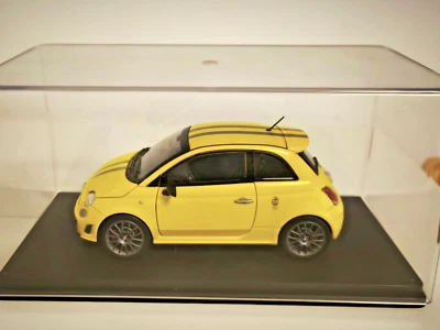 MODELLINO AUTO DA COLLEZIONE "ABARTH 500 VERSIONE 695 TRIBUTO FERRARI" 1/24 - Immagine 1 di 4