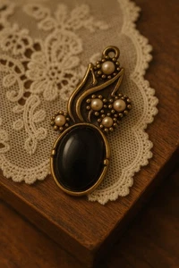 🖤 Vintage 60s- Brass Pendant w/ Black Glass Cabochon & Faux Pearls –Art Nouveau - Picture 1 of 5
