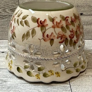 INTERIORES DEL HOGAR Floral Pastel Cerámica Vela Tono 3.75x5.75” *El esmalte está agrietado* - Imagen 1 de 5