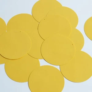 Lentelletes sueltos de costura de vinilo opaco amarillo mantequilla de 2" lentejuelas redondas - Imagen 1 de 2