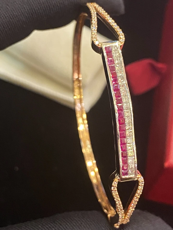 Pave 2.35 Cts Princess Round Diamonds Unisex Ruby Hinged Bracelet In 18K Gold - Image 1 of 4