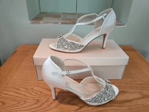 Beautifully Detailed Ivory Satin Paradox Shoes Size 40 with Pretty Beaded Detail - Picture 1 of 4