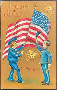 Cartolina Patriottica 4 Luglio ~ Due Ragazzi in Uniformi Esercito e Marina Onda Bandiera Americana - Foto 1 di 2