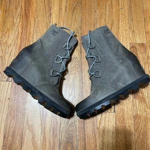 Stivale donna Sorel Joan Of Arctic II misura 8 zeppa tacco stringato scarpa pelle grigio - Foto 1 di 7