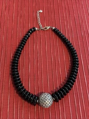 Colar folheado a prata discos Howlite pretos BRIGHTON “Persian Night” - Imagem 1 de 4