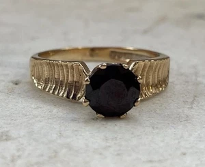 9ct Yellow Gold Garnet Ring Size P - Picture 1 of 7
