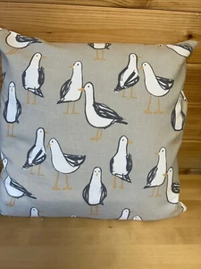 Scandi doppelseitiger Kissenbezug. 16"x16" Laridae Möwen taupe Vögel - Bild 1 von 1