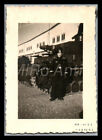 Foto, WK2, Pz.Rgt.25 "Geisterdivision", Kmp.-Spieß vor Panzer IV, 5026-1375f