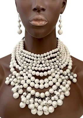 Conjunto de aretes collar babero con cuentas blancas de cristal transparente inspirado en el burlesco Foto 1 de 4