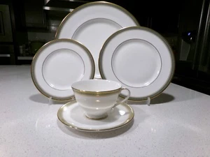 ROYAL DOULTON CLARENDON COMPLETE PLACE SETTING - Picture 1 of 5