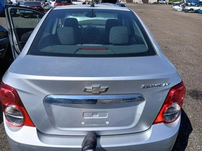 二手甲板盖适合:2013 雪佛兰 Sonic Ntbk 带整体扰流板 B 级 — 第 1/4 张图片