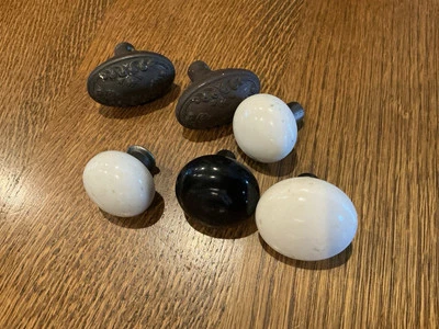 Pomos de puerta vintage de porcelana blanca y negra y 2 de metal ornamentado Foto 1 de 4