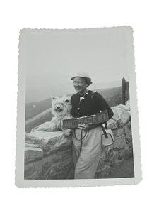 Vintage Schnappschuss Foto Frau & ihr Hund hält Whiteface Berg Schild - Bild 1 von 4
