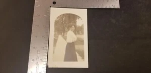 1907-1914 RPPC vollbusige Frau in weißer Spitze posiert auf Gehwegbäumen im Hintergrund - Bild 1 von 3