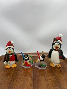 Lote de 4 Adornos de Navidad de Pingüino - 2 Jugando Hockey - 7cm a 13cm de Alto - Imagen 1 de 7