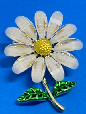 White Daisy Sparkling Petals Brooch   Box included - Image 1 of 4