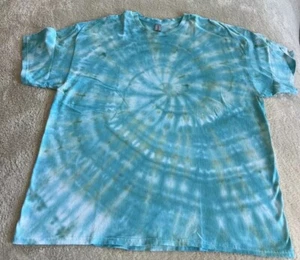 NUOVO Gildan Camicia Uomo Blu Chiaro Verde Teal Spirale Tinta Ghiaccio Manica Corta XXL - Foto 1 di 7