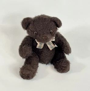 De colección A&A Peluche Marrón Oscuro Oso Difuso Peluche Animal Gorro Juguete Arco a Cuadros 7.5” - Imagen 1 de 5