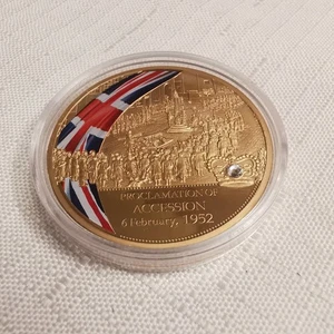 Queen Elizabeth II Proclamation Of Accession Commemorative Coin/Medal 6th Feb 52 - Bild 1 von 4