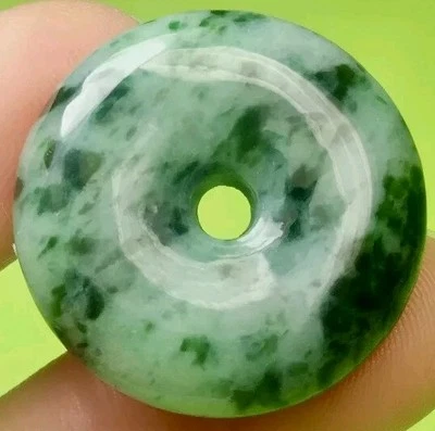 COLGANTE BIRMANO FINO BRILLANTE VERDE ESMERALDA HELADA JADE A DONUT 43 quilates Foto 1 de 4