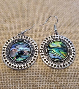 ORECCHINI PENDENTI TRAFORATI CONCHIGLIA ABALONE 2" CON STRASS, TONO ARGENTO - Foto 1 di 7