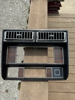 Moldura de rádio Cadillac Brougham 1980-1989 (preta) compatível com 1980-1985 Coupe De Ville - Imagem 1 de 4