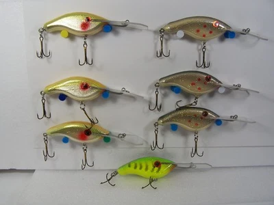 VINTAGE POE'S CRANK BAITS CEDAR QTY 7 FLAT SIDED-COFFIN LIP - Image 1 of 4