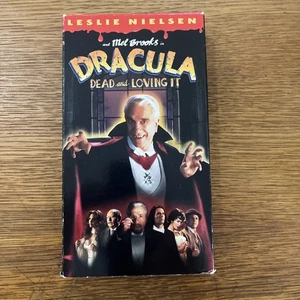 Dracula: Dead And Loving It VHS TAPE (1998, Leslie Nielsen, Horror, Vampires) - Picture 1 of 7