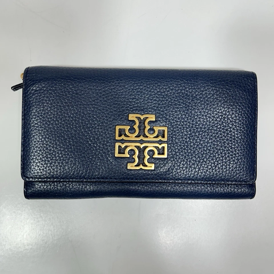 Carteira envelope Tory Burch Britten azul marinho couro pebble e logotipo de ferragem dourada - Imagem 1 de 4