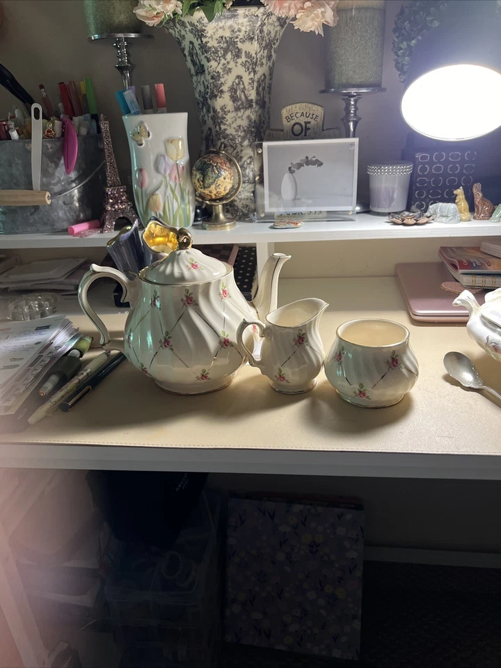 Sadler Tea Set of Teapot Sugar Bowl Creamer, Pink Roses Lattice Swirl, Gilt - Imagem 1 de 1