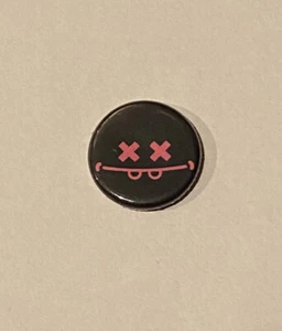 Buff Monster Cross Face Pin Badge Graffiti Art Urban - Imagen 1 de 2
