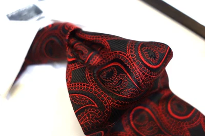 Gravata Fratelli Moda tecida italiana de seda preta vermelha arte paisley - Imagem 1 de 3