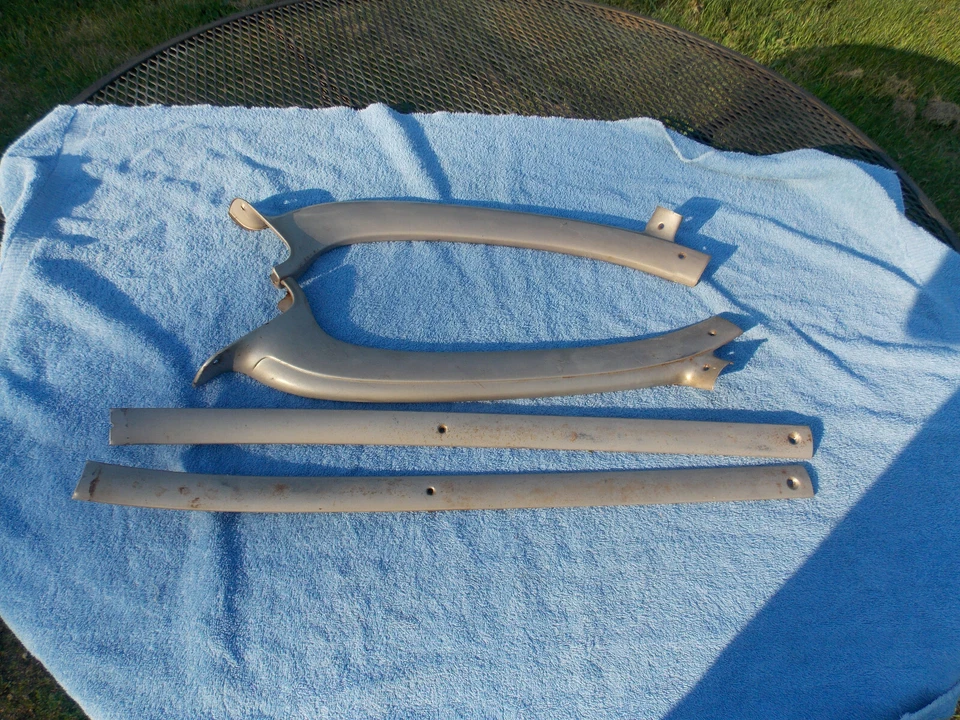 Buick LeSabre 1961 interior parabrisas moldura Foto 1 de 4