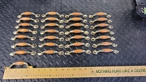 Menge 29 70er Jahre Stil Schrankgriffe Eiche und Messing 3 Zoll Spannweite OHNE SCHRAUBEN - Bild 1 von 6