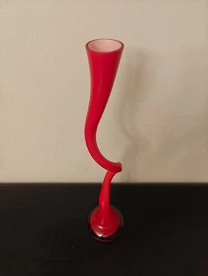 "Florero de vidrio artístico MCM Pier 1 rojo rubí remolino retorcido soplado a mano decoración de mesa 20""" Foto 1 de 3