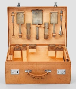 925 er Silber Reise-Necessaire im Original-Lederkoffer 19-tlg, Spiegel, Flakons, - Picture 1 of 1