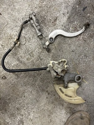 Honda CRF450R 2003 OEM NISSIN PINZA DE FRENO TRASERA PALANCA DE CILINDRO MAESTRO Foto 1 de 4